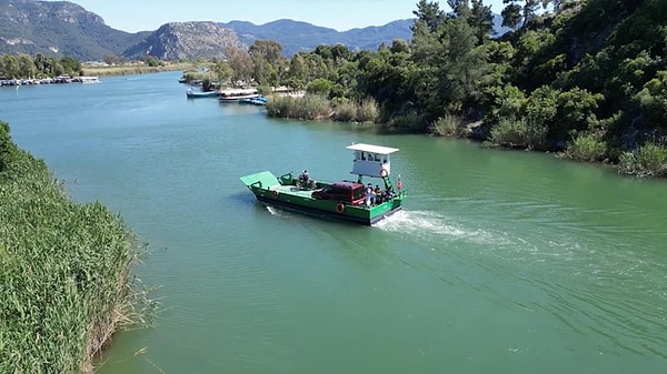 Feribot hattı, Özel Çevre Koruma Bölgesi içerisinde yer alıyor. Kuş sesleri, sazlık alanlar, balıklar...