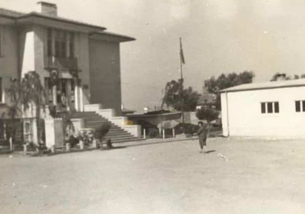 Artık eski lisemiz bizim için nostaljik anıtlarda dolu bir depo görevi görmeye başlar.
