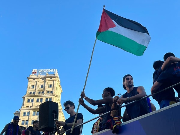 Barcelona, Katalonya ve Filistin bayraklı kutlama