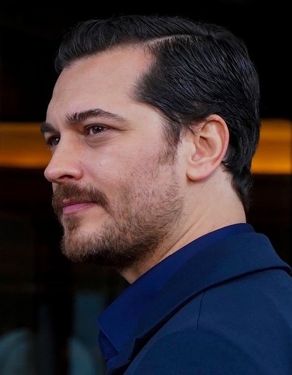Çağatay Ulusoy, Türkiye’de geniş kitleler tarafından ilk olarak Adını Feriha Koydum dizisiyle tanındı ve kısa sürede gençliğin en gözde isimlerinden biri haline geldi.