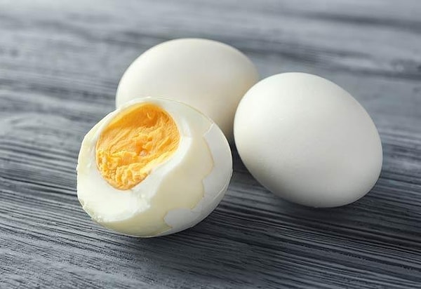 İnatçı yumurta kabuğu parçalarını çıkarmak için parmağınızı ıslatın.