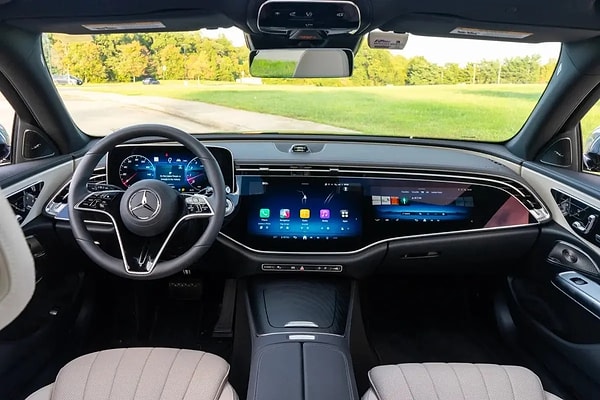 Alman otomotiv devi Mercedes-Benz, teknolojik donanımlarında yaşanan bir aksaklık sebebiyle dünya genelinde 144 bin aracını geri çağırma kararı aldı.