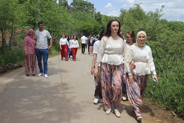 Geçmiş yıllarda bu yolda tanışan çiftler anılarını tazelemek amacıyla köye akın ediyor