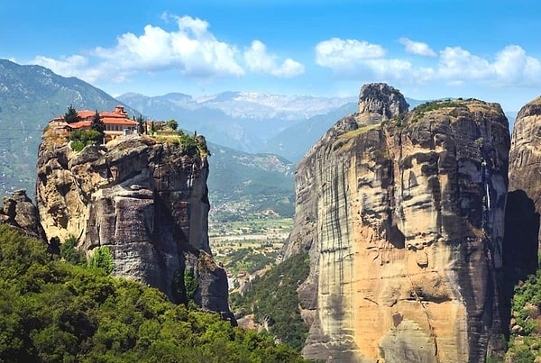 Manastırlar hala aktif olarak kullanılıyor.