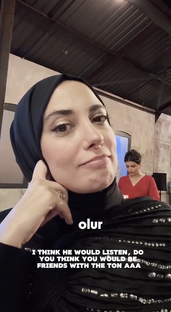 Show TV’nin reyting rekortmeni dizisi Kızılcık Şerbeti ekran başarısının yanı sıra set arkasındaki eğlenceli anlarla da gündem olmaya devam ediyor.