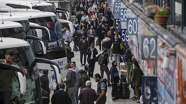 Deprem bölgesine giden otobüslere yapılan zam dikkat çekti.