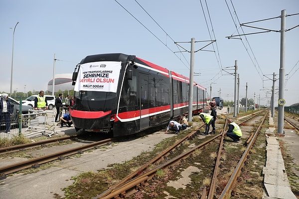 Samsun, 2024’ten beri beklediği yeni tramvaylarının ilkine kavuştu.