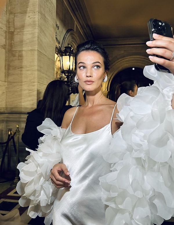 Pinar Deniz has managed to become one of the most talked-about actresses in recent years, not only for her acting skills but also for her stunning beauty.