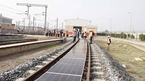Hindistan’da rayların üstüne güneş paneli kuruldu