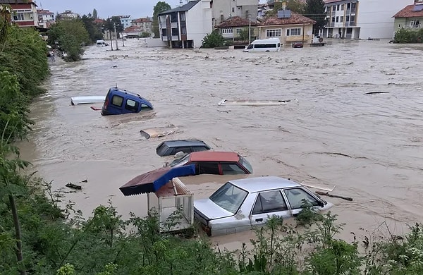 Samsun'un Havza ilçesinde akşam saatlerinden itibaren şiddetini artıran kuvvetli yağışlar, yerleşim yerlerinde büyük aksamalara yol açtı.