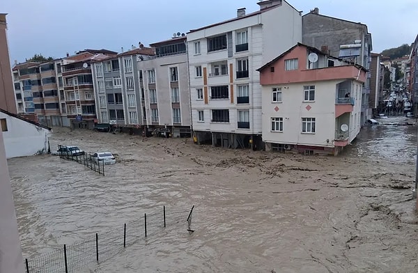 Afet sonrası Samsun Valiliği koordinasyonunda; AFAD, DSİ, Karayolları ve belediye ekipleri bölgeye hızla sevk edildi.