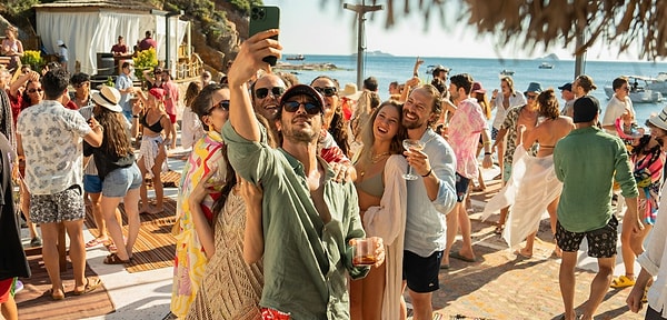Serenay Sarıkaya’nın başrolünde yer aldığı popüler Netflix dizisi Kimler Geldi Kimler Geçti, üçüncü sezonunun ilk üç günlük izlenme verileriyle büyük bir başarıya imza attı.
