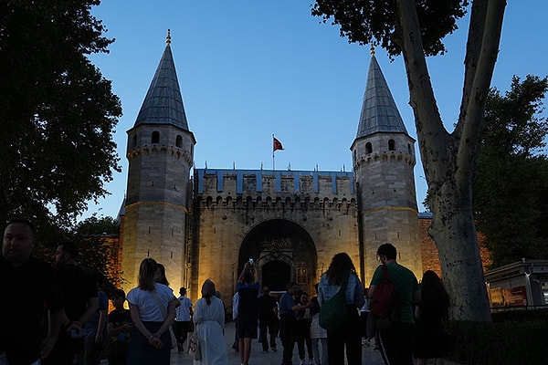 Osmanlı İmparatorluğu'nun en ihtişamlı günlerine ev sahipliği yapan Topkapı Sarayı'nda gece turları başladı.