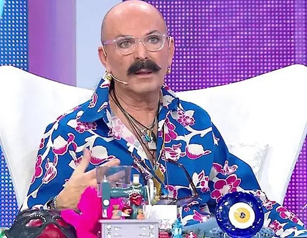 Türk modasının yaşayan efsanelerinden Cemil İpekçi, yıllardır sadece tasarımlarıyla değil, kendine has duruşu ve cesur açıklamalarıyla da gündem olmayı başarıyor.