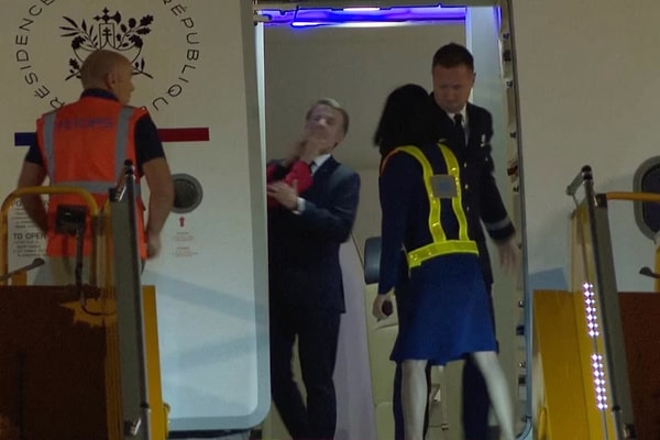 Vietnam'da uçaktan inerken eşinden tokat yiyen Macron uzun süre gündemden düşmemişti.