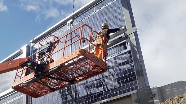 Otoyol kenarındaki gürültü bariyeri enerji üretmeye başladı