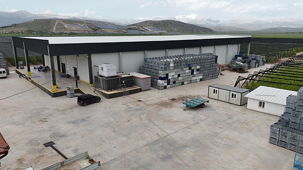 Bir yandan eski sezonun elmalarını kurtarmaya çalışan Ispartalı üreticiler, diğer yandan yeni sezonun hazırlıklarını sürdürüyor.