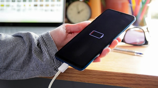 Akıllı telefonlarda kullanılan Lityum-iyon (Li-ion) pillerin çalışma prensibi, bir süngerin su tutma kapasitesine benzetiliyor.