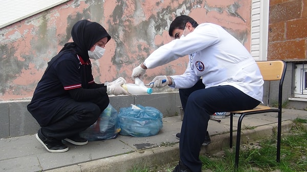 "Sıfır Atık" teması kapsamında başlatılan projede, öğrenciler kimya öğretmenleri Ramazan Gözegir öncülüğünde çevre temizliği yaparak işe koyuldu.