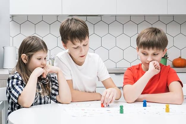 Masa oyunları ile strateji geliştirmenin matematiksel yönünü keşfetmesini sağlayın.