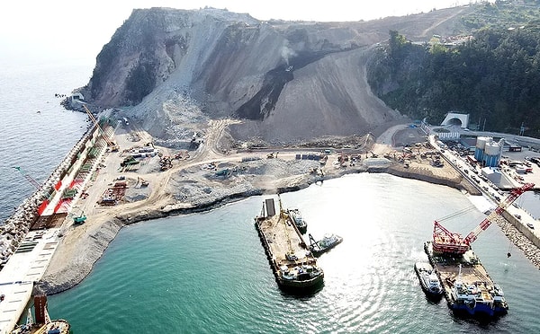Petek tasarımlı yapı 22,6 metrelik dalgalara dayanacak