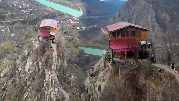 Hepinizden nefret ediyorum evi, bu kez Erzincan'da ortaya çıktı. Kayalıkların tepesindeki ev, nefes kesici bir manzaraya sahip.