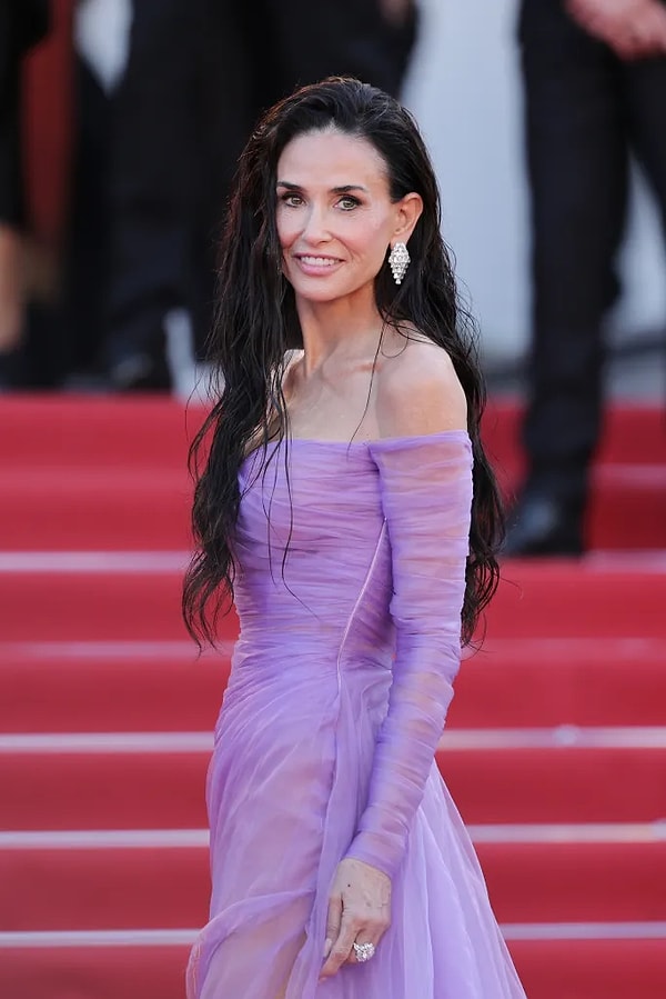 Yıllara meydan okuyan güzelliği ve ikonik kariyeriyle hafızalara kazınan Demi Moore, son dönemde adeta küllerinden doğarak Hollywood’un en çok konuşulan isimlerinden biri haline geldi.