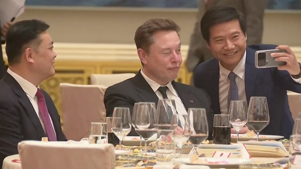 Not a Fan: Billionaire Xiaomi Founder Lei Jun Spots Elon Musk for a Viral Selfie Moment