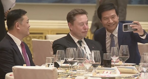 The person who took a selfie with Elon Musk, as if he was a fan, turned out to be the CEO of Xiaomi. Musk's lack of attention towards the famous CEO's face didn't go unnoticed.