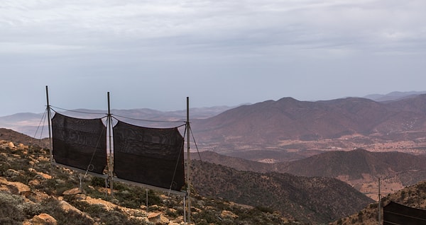 This scientific technique, known as fog harvesting or fog collection, enables water acquisition in mountainous regions with dense fog through the use of specialized nets.