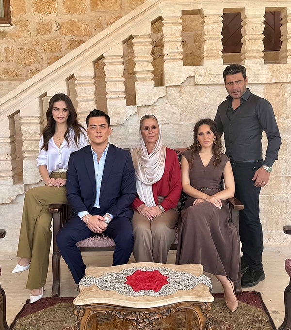 İşte sezon finali öncesi Uzak Şehir ekibinden gelen aile pozu 👇