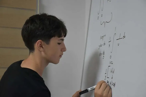 Akademik kariyerini mühendislik ve temel bilimler üzerine inşa etmeyi hedefliyor