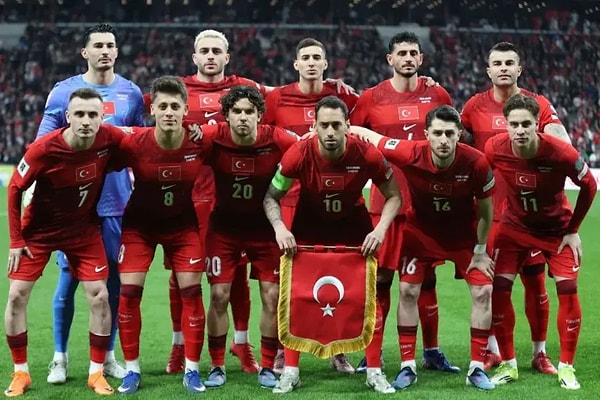 24 yıl sonra gelen Dünya Kupası biletinin ardından taraftarlar sosyal medyada Milli Takım için şarkı yazılmasını istediler.