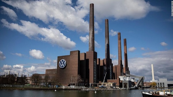 Volkswagen AG’nin Almanya’daki Wolfsburg fabrikası, 6,5 milyon metrekarelik alanıyla dünyanın tek çatı altındaki en büyük otomotiv üretim tesislerinden biri olarak kabul ediliyor.