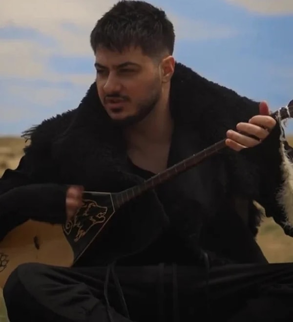 Ama görünen o ki bu yarış daha yeni başlıyor! Semicenk de milli takım için hazırladığı marşın nakarat kısmını paylaşarak yarışa dahil oldu.