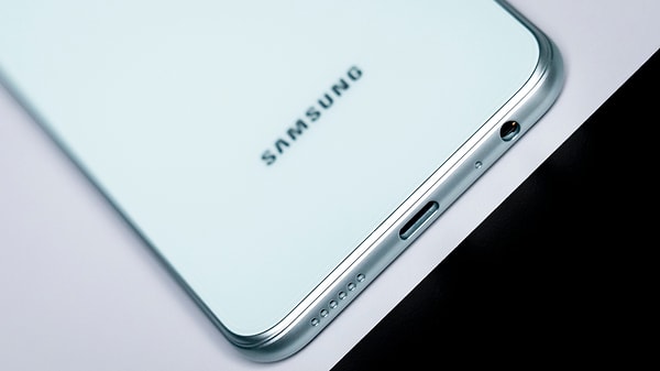 Teknoloji dünyasının lider isimlerinden Samsung, kullanım ömrünü tamamlayan eski akıllı telefon modellerine sağladığı yazılım desteğini kesme kararlarına yenilerini ekledi.