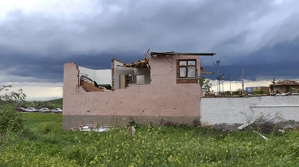 Vali Ali Çalgan Tarafından Yapılan İncelemelerde Binaların Yüzde Sekseninin Oturulamaz Olduğu Açıklandı