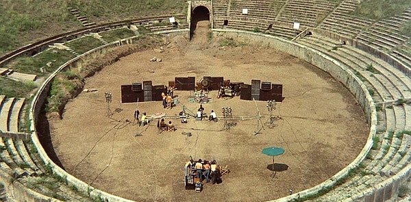 "Seyirci de kimmiş, bize antik tozlar yeter" diyen Pink Floyd!