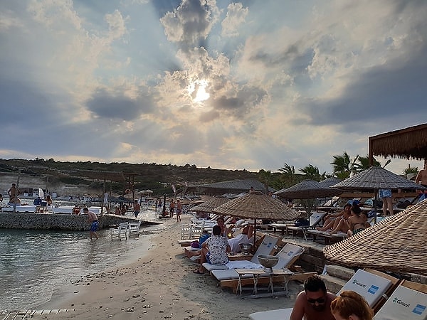 İzmir’in gözde tatil merkezi Çeşme’de 2026 yaz sezonu yaklaşırken, plajların giriş ve harcama limitlerine dair yeni tarifeler belli olmaya başladı.