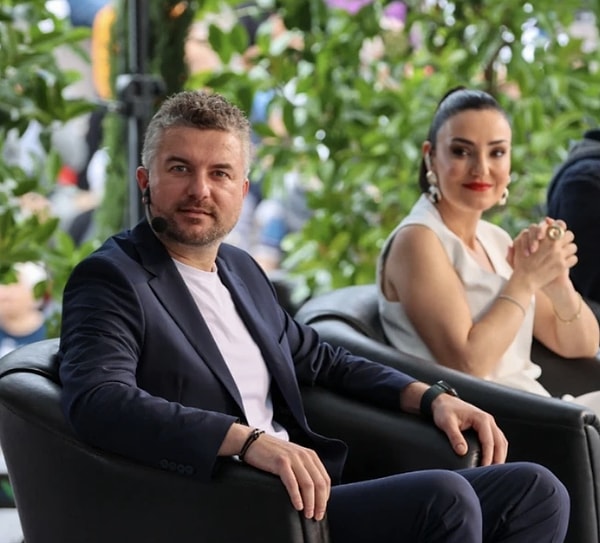 Sevcan Orhan, yıllardır güçlü sesi, yorumculuğu ve sahne performanslarıyla Türk halk müziğinin en sevilen isimlerinden biri olarak anılıyor.