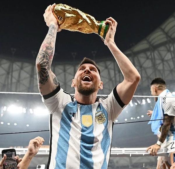 10. Messi'nin 2022 Fifa Dünya Kupasını Kazanma Sevinci - 74.6 Milyon Beğeni