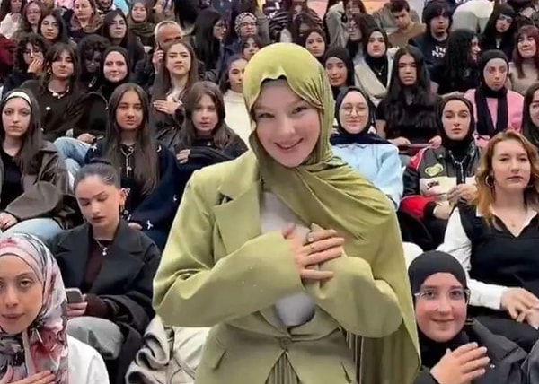 Paylaştığı ayak fotoğrafı programı gerdi.
