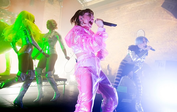 "Pop 2" yayımlandığı dönemde Billboard listelerini altüst eden büyük bir ticari canavara dönüşmedi. Ancak kazandığı kritik başarı ve kült statüsü, onu ticari listelerin çok ötesine taşıdı.
