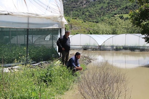Günlerdir nehir kenarında taşkın nöbeti tuttuklarını ancak korktukları felaketin başlarına geldiğini söyleyen üretici Nazım Melez ise sezona erken veda ettiklerini anlattı: