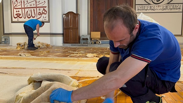 Caminin zeminini kaplayacak olan yaklaşık 3 bin 200 metrekarelik yeni halılar, halıcılığın merkezi Manisa'nın Demirci ilçesinde özel olarak dokundu.