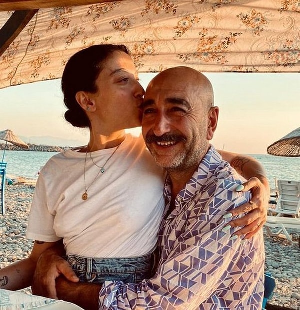 Son dönemin en güçlü kadın vokallerinden biri haline gelen Melike Şahin, sadece şarkılarıyla değil kendine has tarzı ve özgün sesiyle de müzik dünyasında bambaşka bir yere sahip olmayı başardı.
