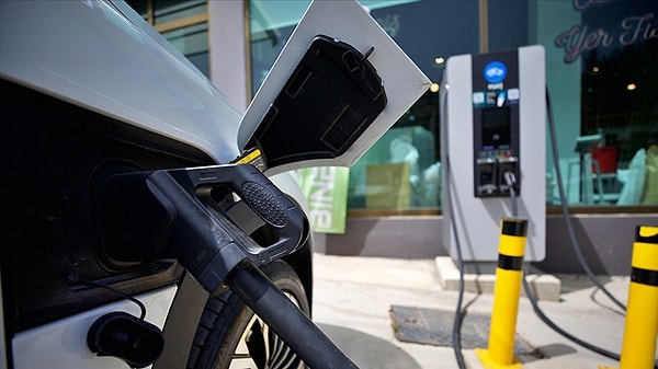 Hem maliyeti hem de teknolojisi ile elektrikli araçlar daha fazla kullanılmaya başlandı.