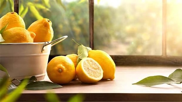 Limon sadece böcekleri kaçırmakla kalmıyor, içerdiği yüksek sitrik asit sayesinde havada bulunan mikropları ve istenmeyen kötü kokuları da yok ediyor.