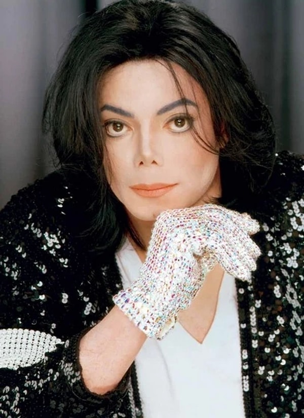 Müzik tarihinin gördüğü en büyük yıldızlardan biri olan Michael Jackson, aradan geçen yıllara rağmen hala dünya üzerindeki etkisini kaybetmeyen tek pop ikonu!