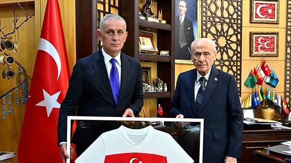MHP lideri Devlet Bahçeli’nin, TFF Başkanı İbrahim Hacıosmanoğlu’na Süper Lig’in bu sezon tescil edilmemesi yönünde mesaj gönderdiği öne sürüldü.